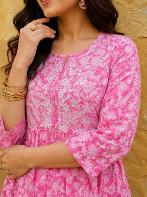 Women floral printed floral kurta 4