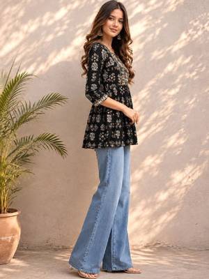 Women ethnic motifs printed mirror work kurta 3