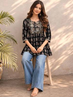 Women ethnic motifs printed mirror work kurta 4