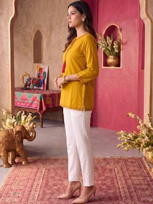 Women embellished thread work kurta 3