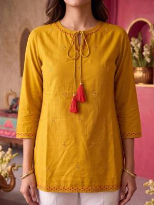 Women embellished thread work kurta 4