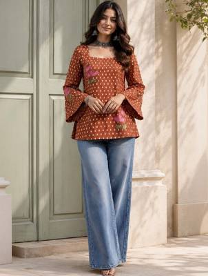 Women floral printed flared sleeves kurta 4