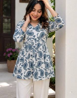 Women paisley printed kurta 1