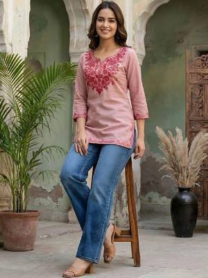 Women ethnic motifs embroidered thread work kurta 3