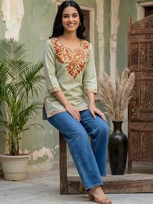 Women embroidered thread work kurta 3