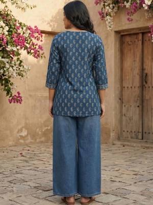 Women paisley printed thread work kurta 2