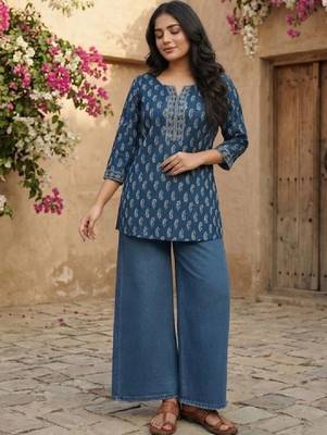 Women paisley printed thread work kurta 4