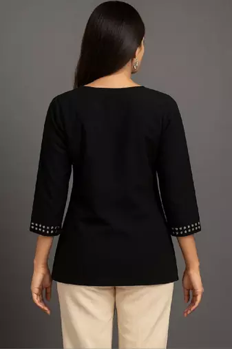 Women embellished kurta