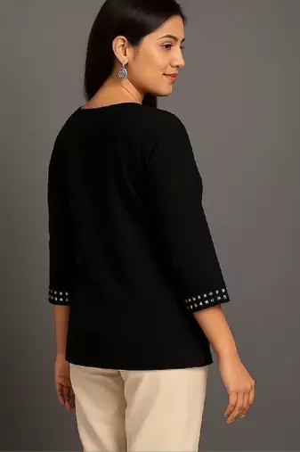 Women embellished kurta