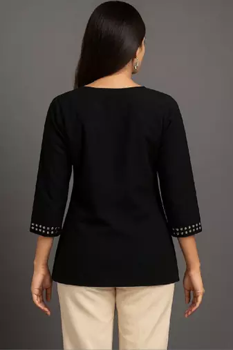 Women embellished kurta