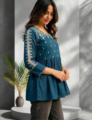 Women ethnic motifs embroidered thread work kurta 1
