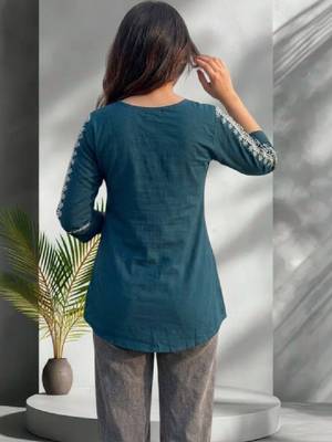 Women ethnic motifs embroidered thread work kurta 2