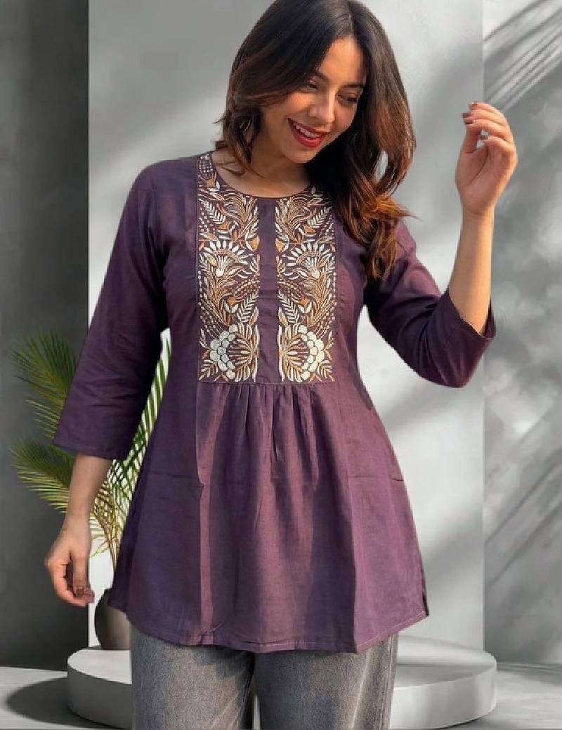 Women ethnic motifs embroidered kurta