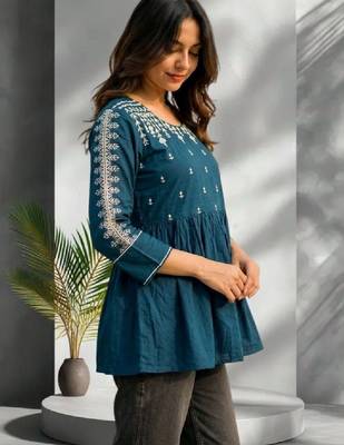 Women ethnic motifs embroidered thread work kurta 2