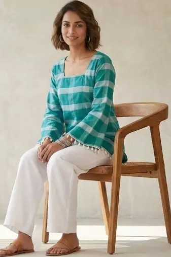 Women checked bell sleeves kurta