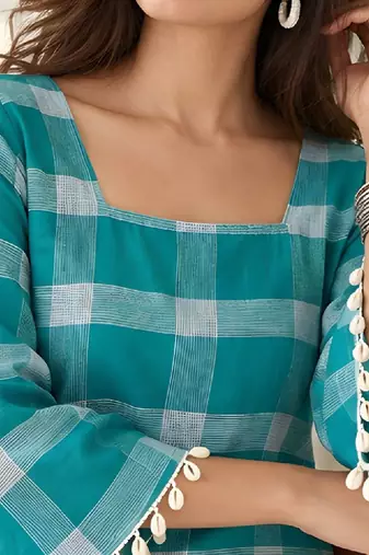 Women checked flared sleeves kurta