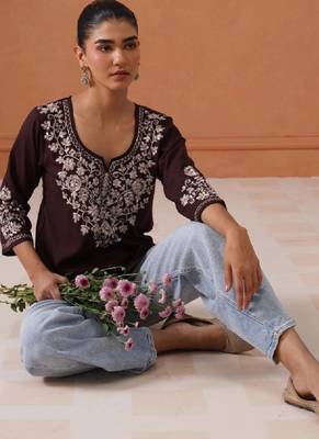 Women embroidered thread work kurta 4