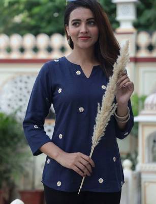 Women floral embroidered kurta 1