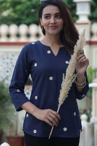 Women floral embroidered kurta