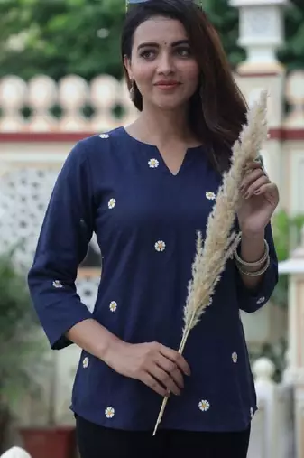 Women floral embroidered kurta