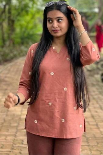 Women floral embroidered floral kurta