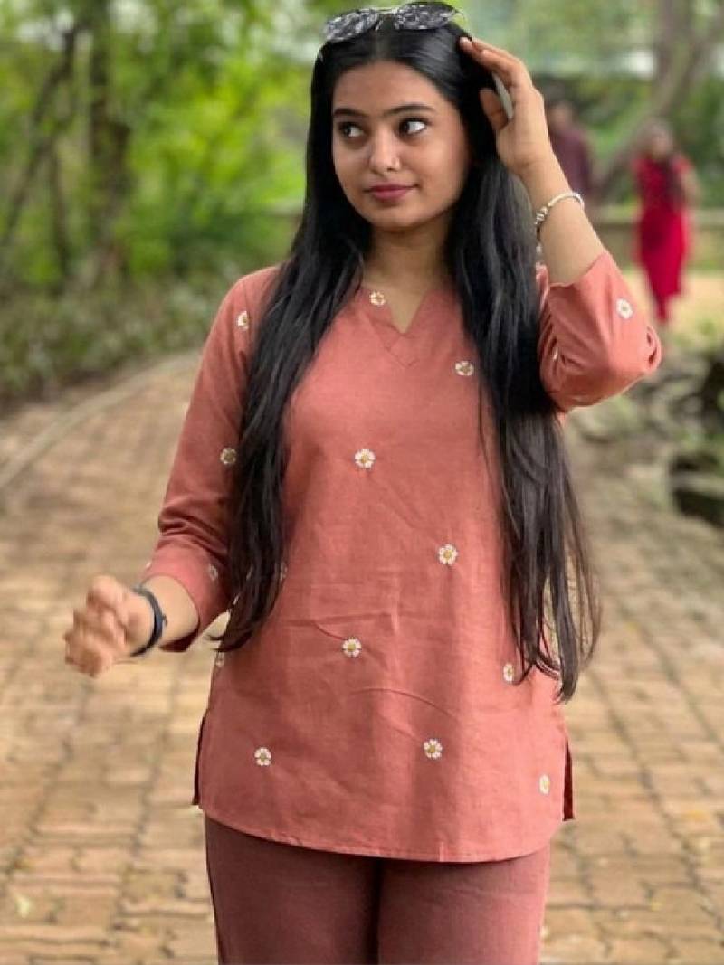 Women floral embroidered floral kurta