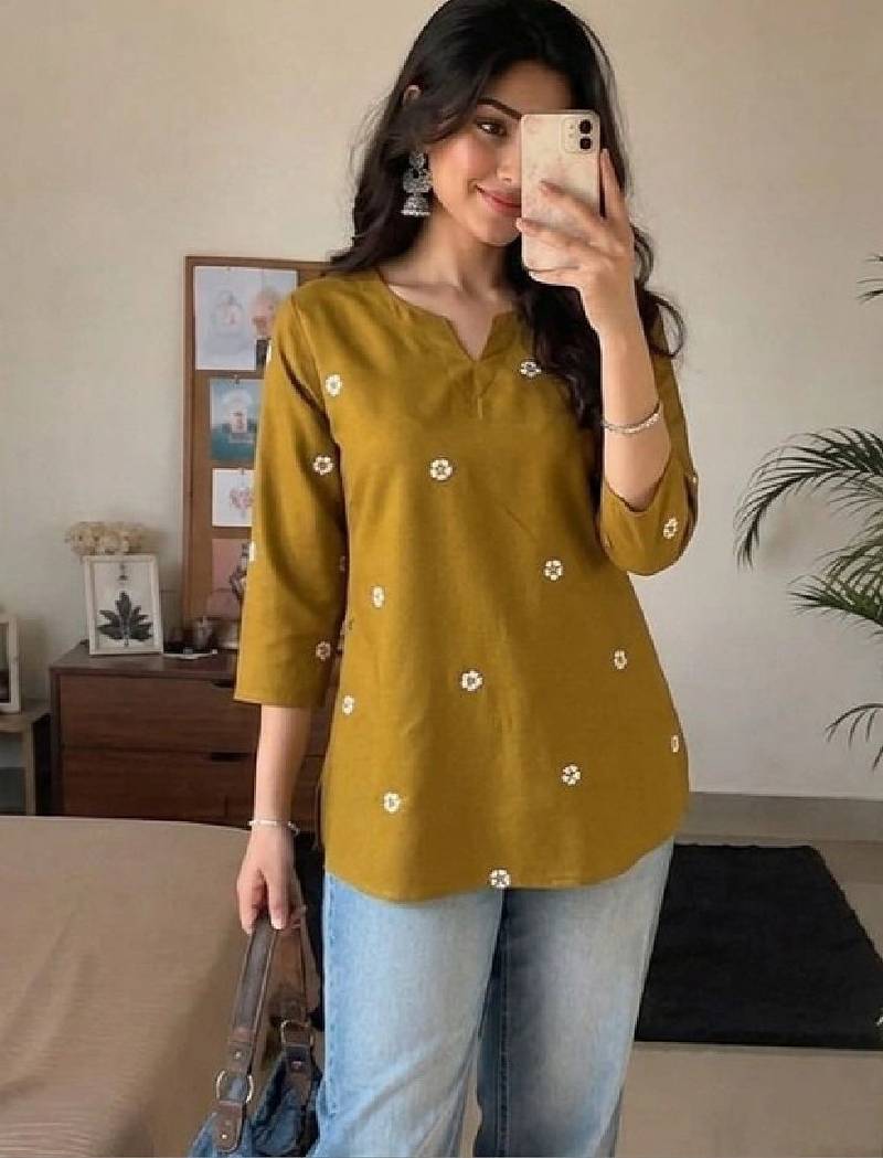 Women floral embroidered thread work kurta