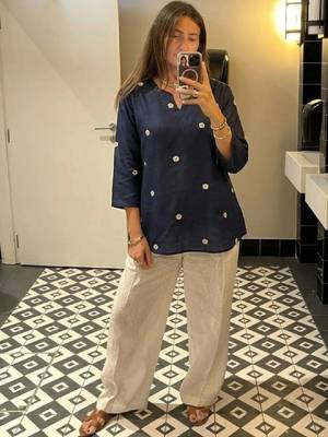 Women floral embroidered floral kurta 1