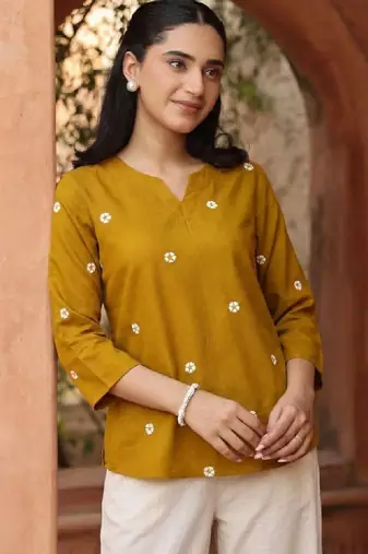 Women floral embroidered thread work kurta