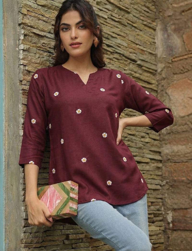 Women floral embroidered kurta