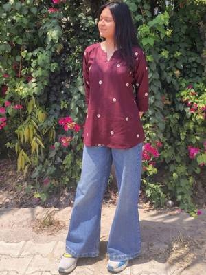 Women floral embroidered kurta 3