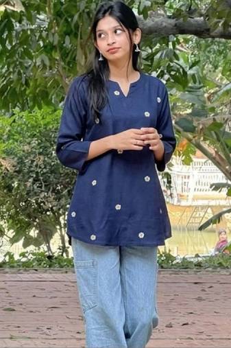 Women floral embroidered floral kurta