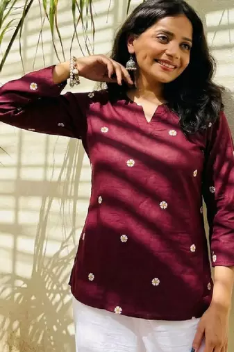 Women floral embroidered kurta