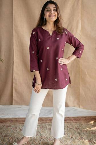 Women floral embroidered kurta