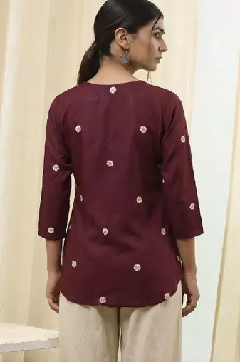 Women floral embroidered kurta