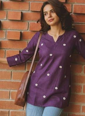 Women floral embroidered kurta 1