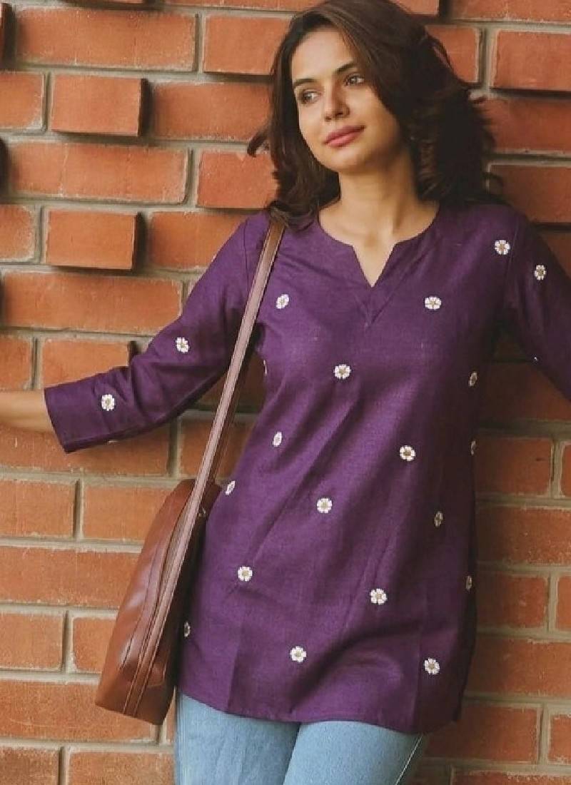 Women floral embroidered kurta