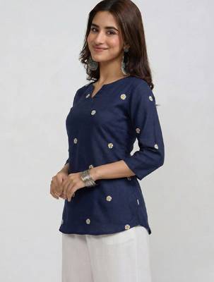 Women floral embroidered kurta 3