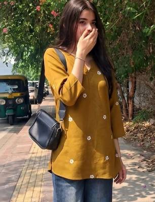 Women floral embroidered thread work kurta 3