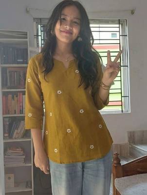 Women floral embroidered kurta 1