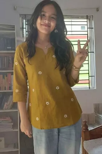 Women floral embroidered kurta