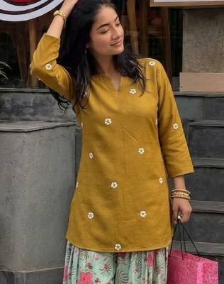 Women embroidered thread work kurta 3