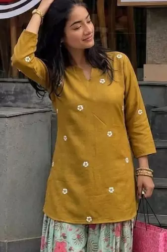 Women embroidered thread work kurta