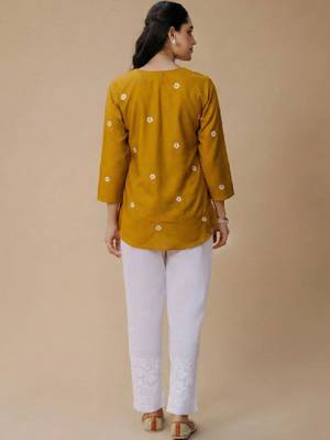 Women floral embroidered kurta 4