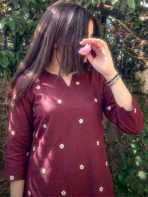 Women floral embroidered kurta 1