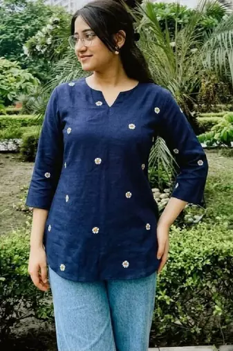 Women floral embroidered kurta