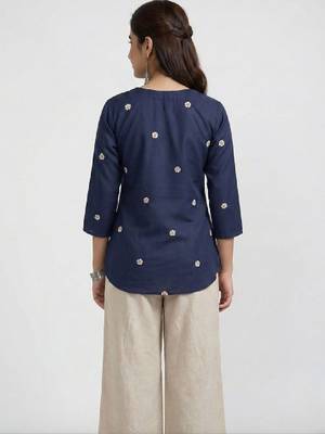 Women floral embroidered kurta 4