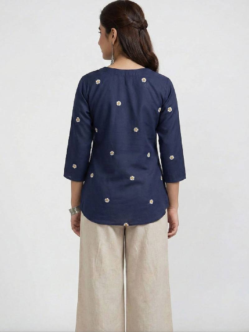 Women floral embroidered kurta