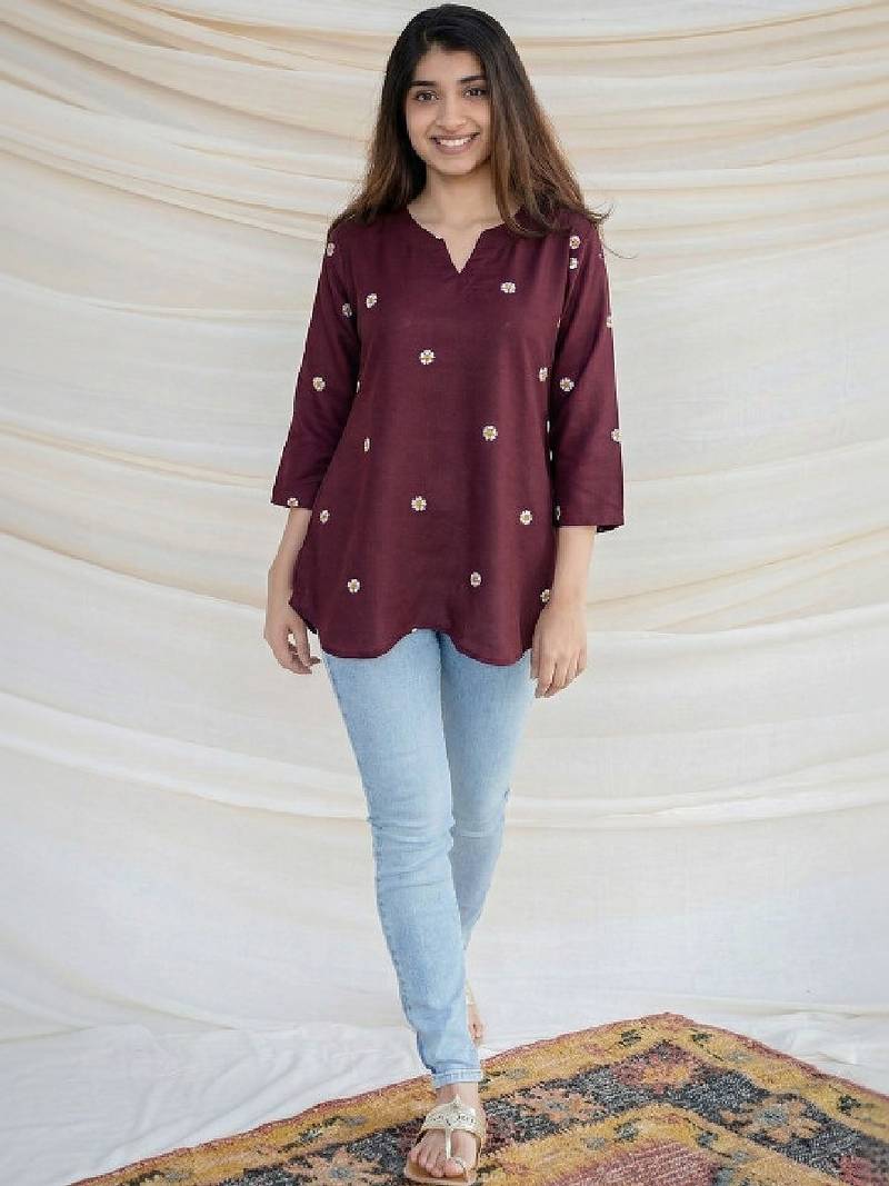 Women floral embroidered kurta