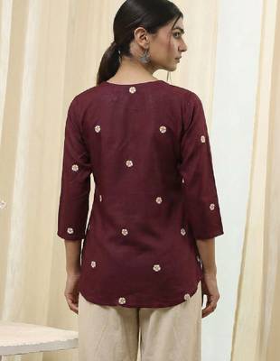 Women floral embroidered kurta 4